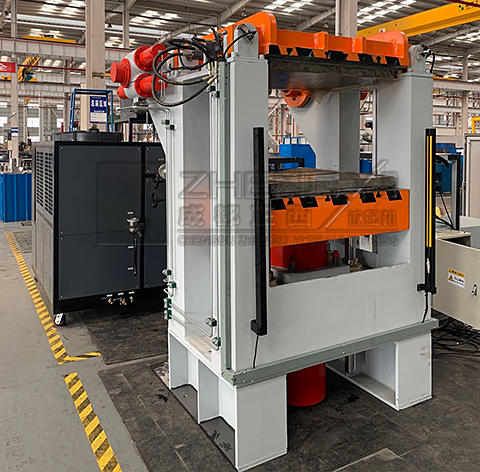 100噸翻轉(zhuǎn)復合材料液壓機調(diào)試完成，準備發(fā)到客戶現(xiàn)場